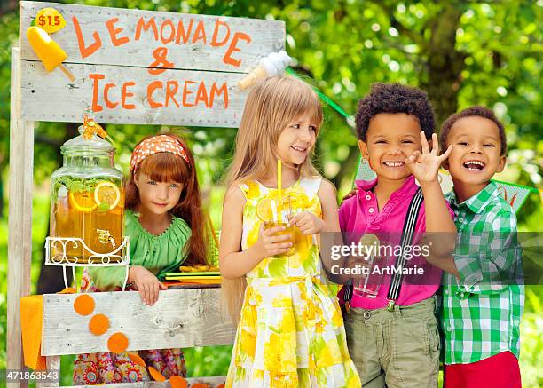 limonadenstand und kinder - limonadenstand stock-fotos und bilder