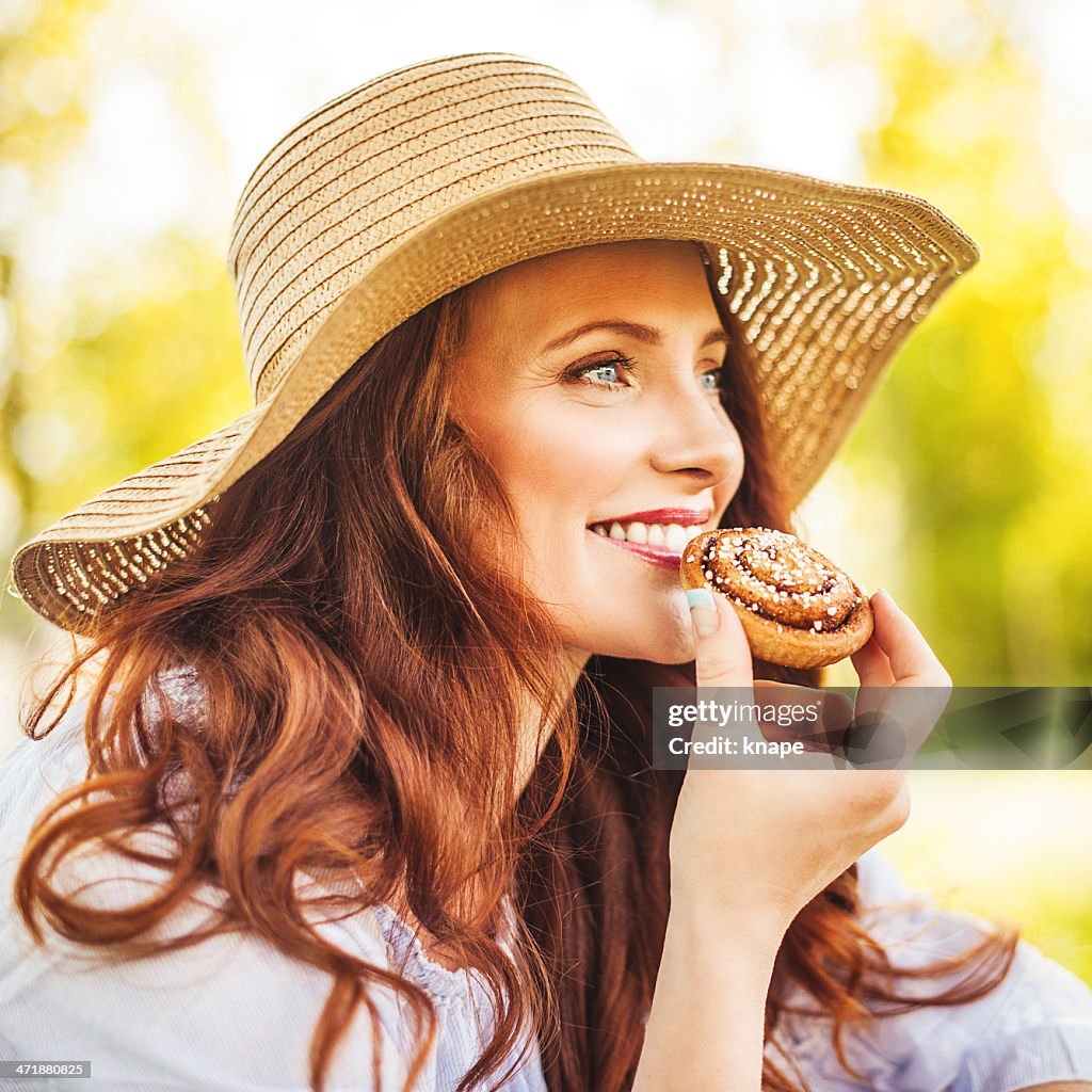 Pelirrojo en el verano hermosa de sombrero