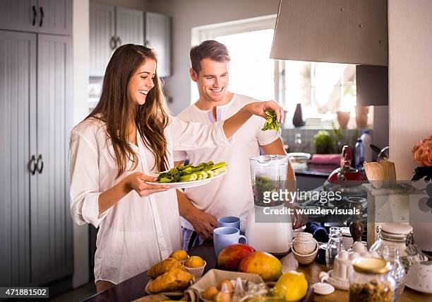 coppia usando il loro blender per fare una prima colazione salutare - blender foto e immagini stock