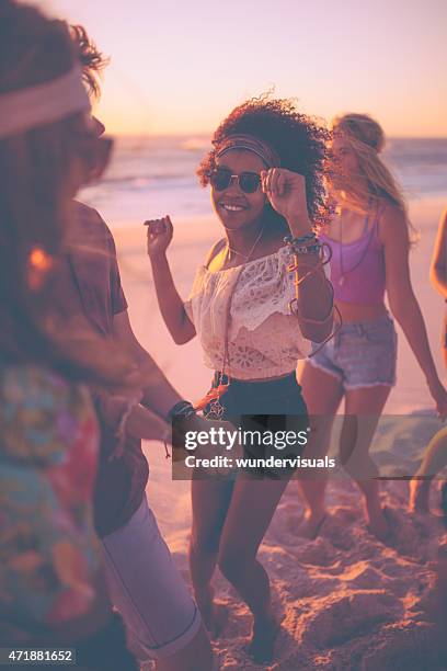 afro mädchen tanzen mit freunden im beachparty - girl beach sunset stock-fotos und bilder
