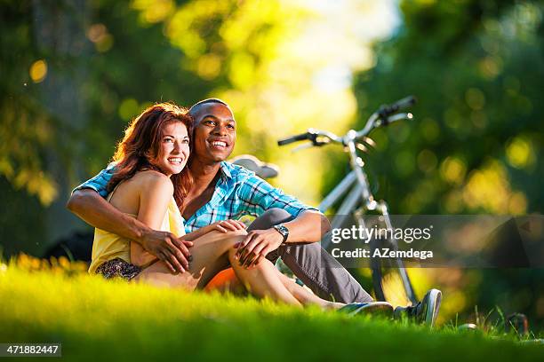 couple in new york city's central park - couple central park stock pictures, royalty-free photos & images