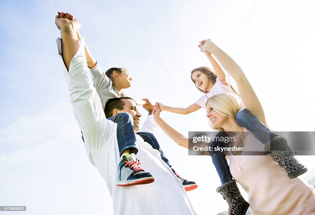 Alegre família contra o céu.