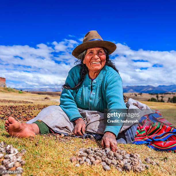 peruanische frau vorbereiten chuno-gefrorener kartoffel, das in der nähe liegende cuzco, peru - aymara indian stock-fotos und bilder