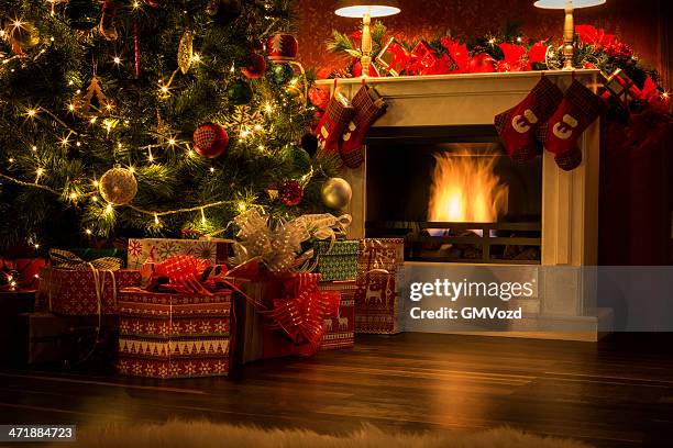 decoración árbol de navidad con regalos y chimenea - chimenea fotografías e imágenes de stock