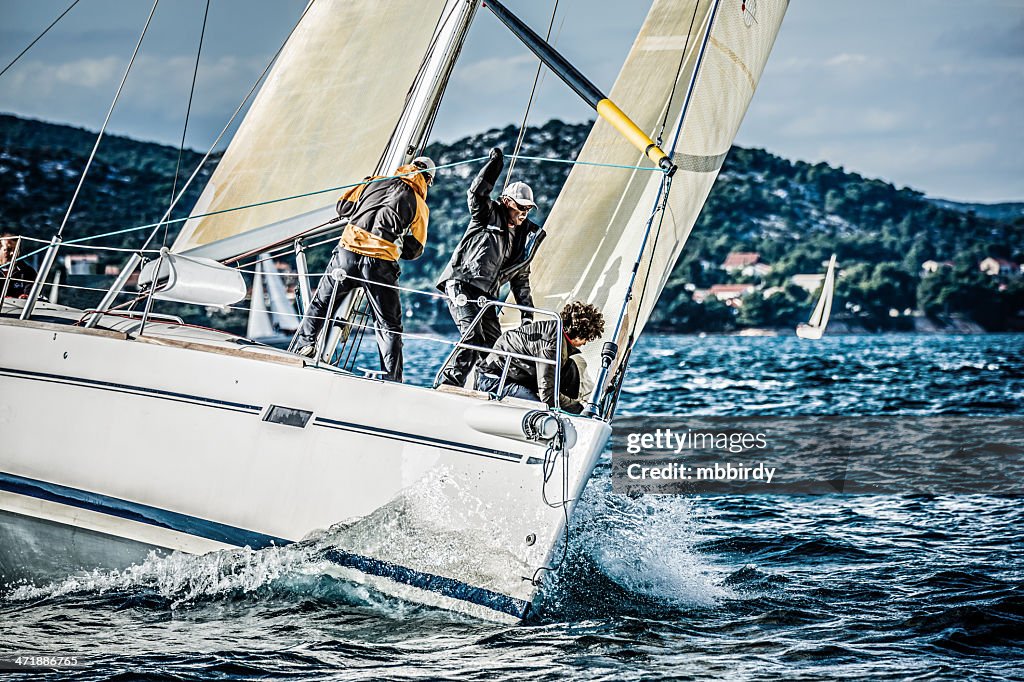 Segeln crew auf Segelboot während der regatta