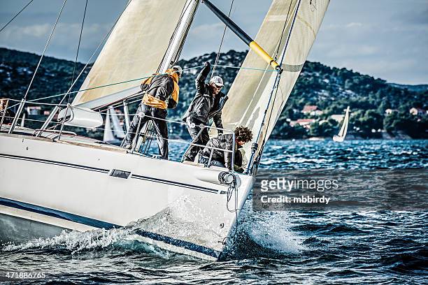 sailing crew on sailboat during regatta - regatta stockfoto's en -beelden