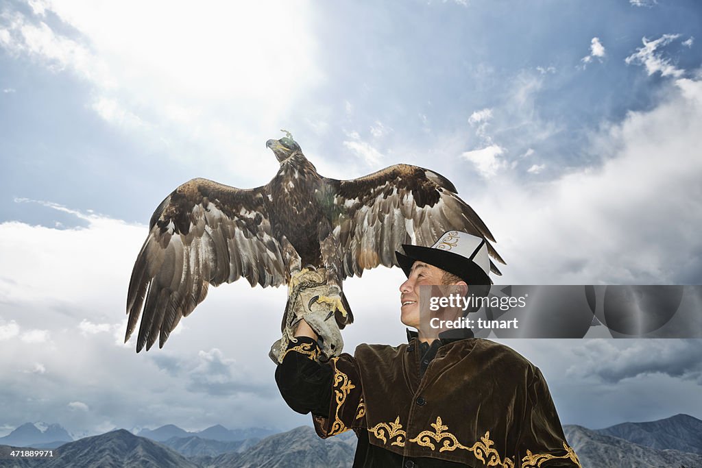 Tradicional Quirguizistão Hunter segurando Eagle