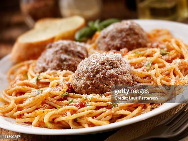 spaghetti con polpette di grandi dimensioni - meatballs foto e immagini stock