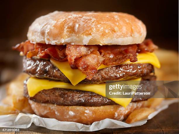 kandierter donut cheeseburger mit speck - bacon cheeseburger stock-fotos und bilder