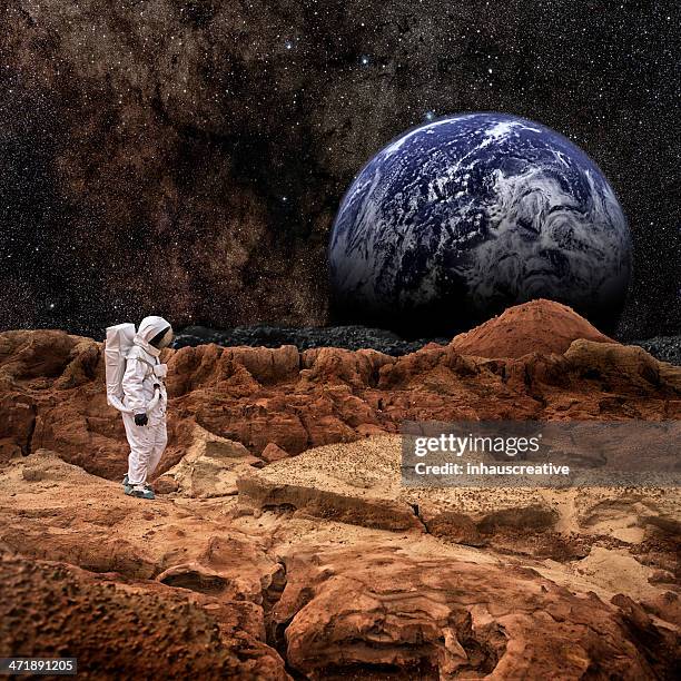 astronauta andar na mars ou a lua - space man on mars imagens e fotografias de stock