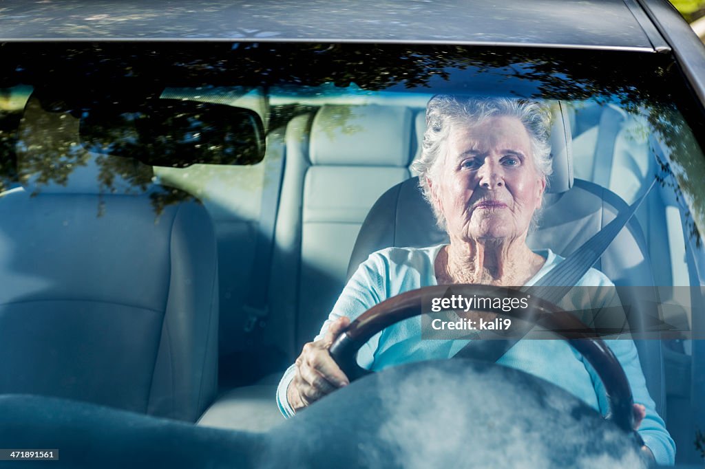 Senior Frau Fahren ein Auto