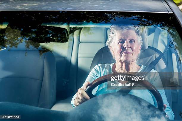 mulher idosa carro de condução - só uma mulher idosa imagens e fotografias de stock