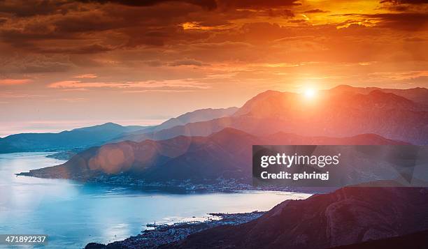 sonne scheint durch die wolken - montenegro stock-fotos und bilder