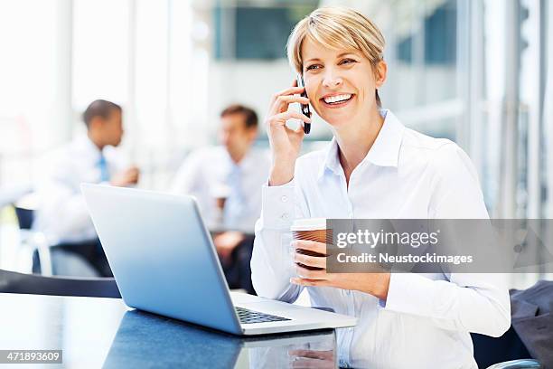 geschäftsfrau mit laptop auf anruf - weißes hemd stock-fotos und bilder