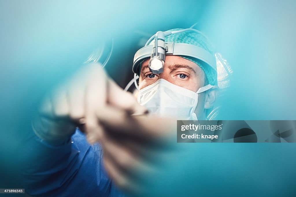 Médico haciendo la cirugía