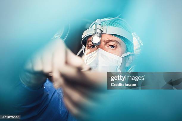 doctor doing surgery - plastische chirurgie stockfoto's en -beelden