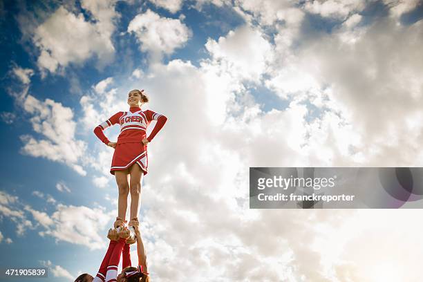 cheerleadear no topo do sucesso - pirâmide humana imagens e fotografias de stock