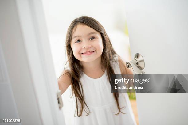 chica de abrir la puerta de su habitación - keep out sign fotografías e imágenes de stock