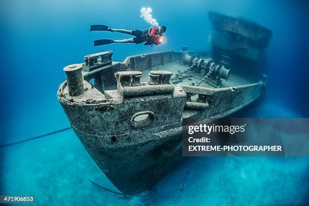 recherche recherche - épave de bateau photos et images de collection