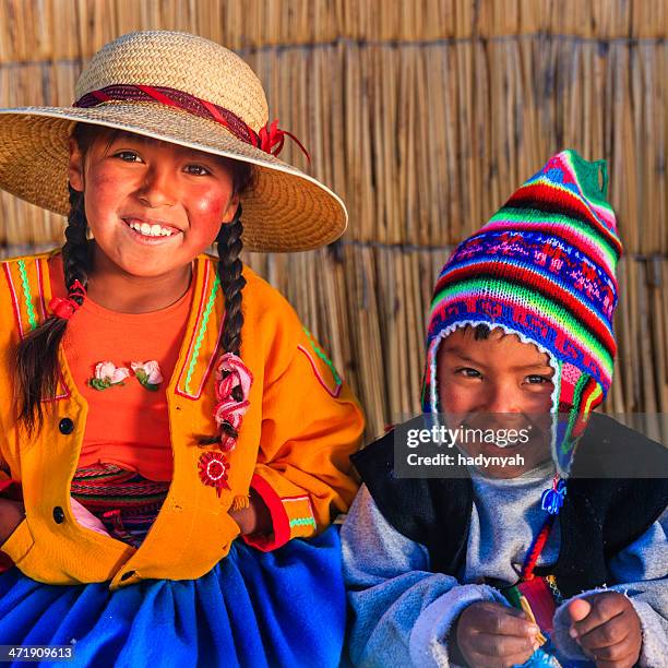 chica y chico en islas flotantes de uros, el lago tititcaca, perú - bolivia fotografías e imágenes de stock