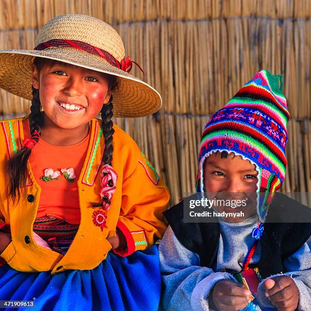 fille et garçon sur uros island, lake tititcaca, au pérou - bolivia photos et images de collection