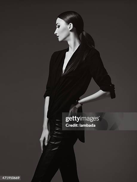 beautiful woman in fashionable clothes - woman body contour standing stockfoto's en -beelden