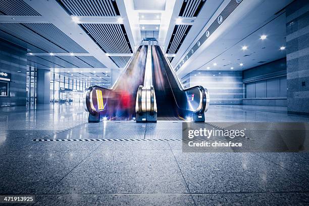 people in blurred motion at airport - crowded elevator stockfoto's en -beelden