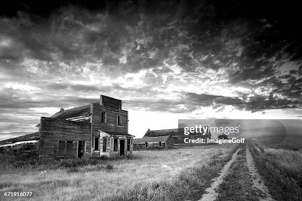 prairie ghost town in black and white - abandoned store stockfoto's en -beelden