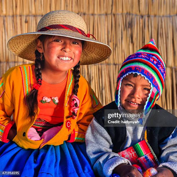 fille et garçon sur uros island, lake tititcaca, au pérou - bolivia photos et images de collection