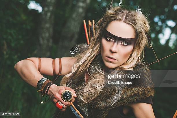 wunderschöne nördliche elf warrior princess - bow arrow stock-fotos und bilder