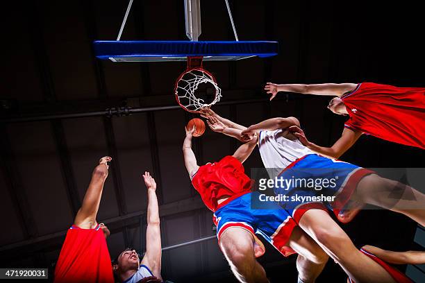 basketball-spieler in aktion. - basketballmannschaft stock-fotos und bilder