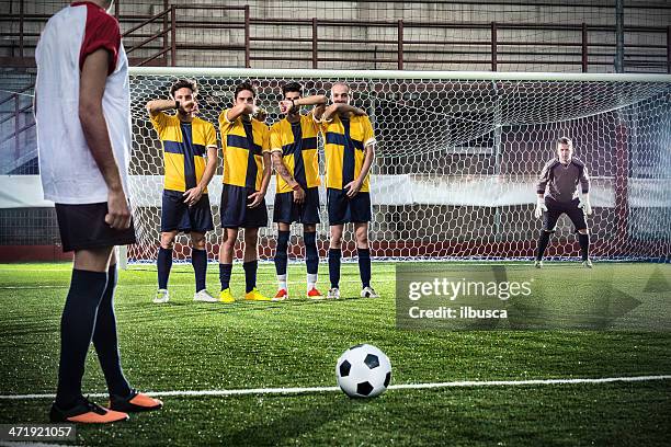 jogo de futebol no estádio: chute livre - defesa futebol - fotografias e filmes do acervo