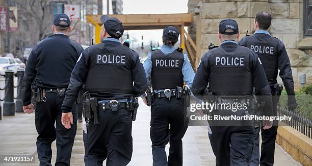 chicago police officers on patrol - chicago cop stockfoto's en -beelden