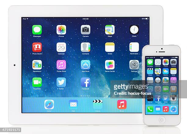 nouveau ios 7 sur apple ipad 3 et iphone 5 & - ile d'ios grèce photos et images de collection