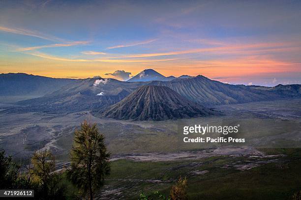 Mount Bromo, is an active volcano, covers a massive area of 800 square kilometers and part of the Tengger massif, in East Java.