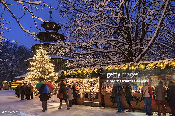 mercatino di natale all'englischer garten, a monaco di baviera - christmas market in munich foto e immagini stock