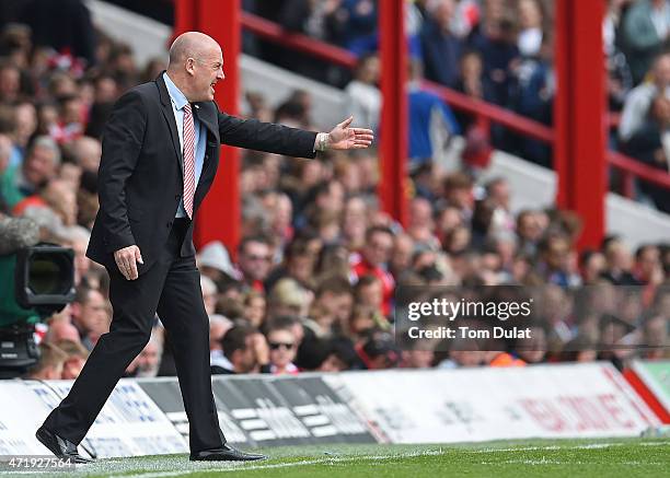 Brentford Manager Mark Warburton gives instructions during the Sky Bet Championship match between Brentford and Wigan Athletic at Griffin Park on May...