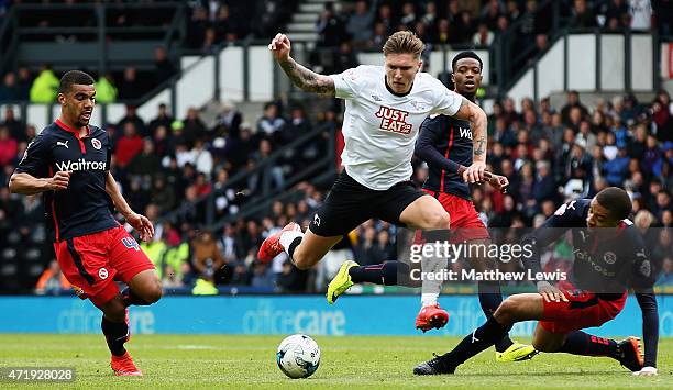 Jeff Hendrick of Derby breaks through the Reading defence during the Sky Bet Championship match between Derby County and Reading at iPro Stadium on...