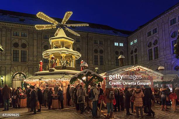 weihnachtsmarkt in der residenz, münchen - münchner residenz stock-fotos und bilder
