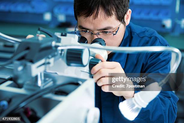 inspector - scanning electron microscope fotografías e imágenes de stock