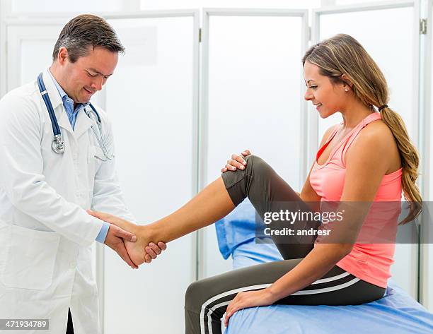 mulher com o seu médico - osteoporose imagens e fotografias de stock