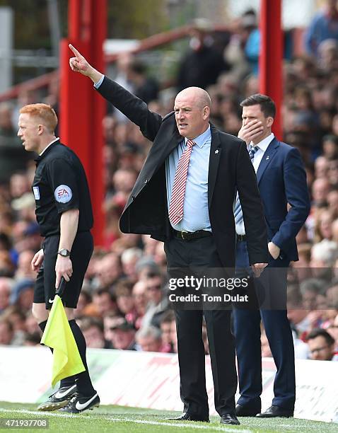 Brentford Manager Mark Warburton gives instructions during the Sky Bet Championship match between Brentford and Wigan Athletic at Griffin Park on May...