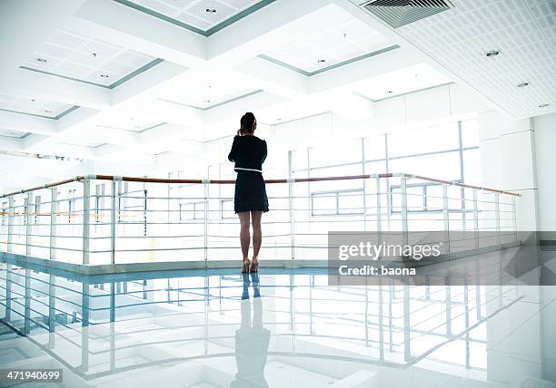 geschäftsfrau sitzen am telefon - asian ceiling stock-fotos und bilder