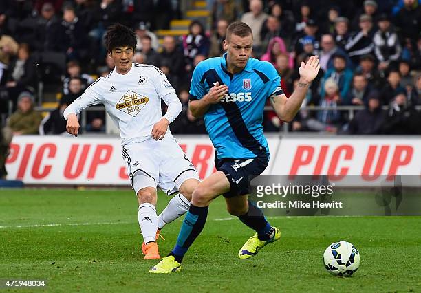 Sung-Yueng Ki of Swansea City scores his team's second goal during the Barclays Premier League match between Swansea City and Stoke City at Liberty...