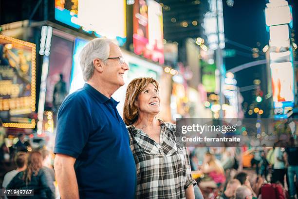 altes paar am times square new york - broadway theater exteriors and landmarks stock-fotos und bilder