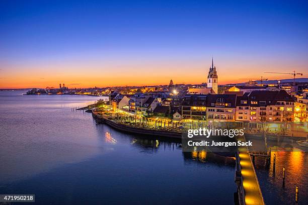 blick über friedrichshafen (bodensee) bei sonnenuntergang  - friedrichshafen stock-fotos und bilder