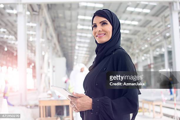 femmina responsabile delle costruzioni è felice con costruzione - emirati arabi uniti foto e immagini stock