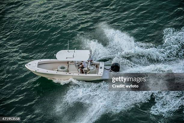 high-speed-fischerboot - hohe aufnahmegeschwindigkeit stock-fotos und bilder