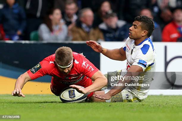 Drew Mitchell of Toulon dives past Wesley Fofana of Clermont to score his team's second try during the European Rugby Champions Cup Final match...