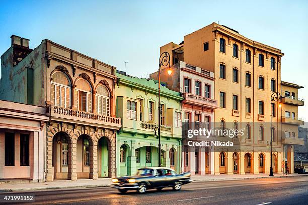 old 1950 s car por havana street, cuba - habana vieja fotografías e imágenes de stock